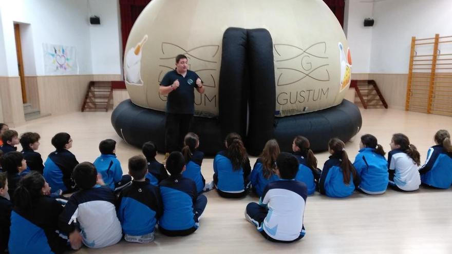 La Cúpula Gustum ha fet la primera parada a Escolàpies.