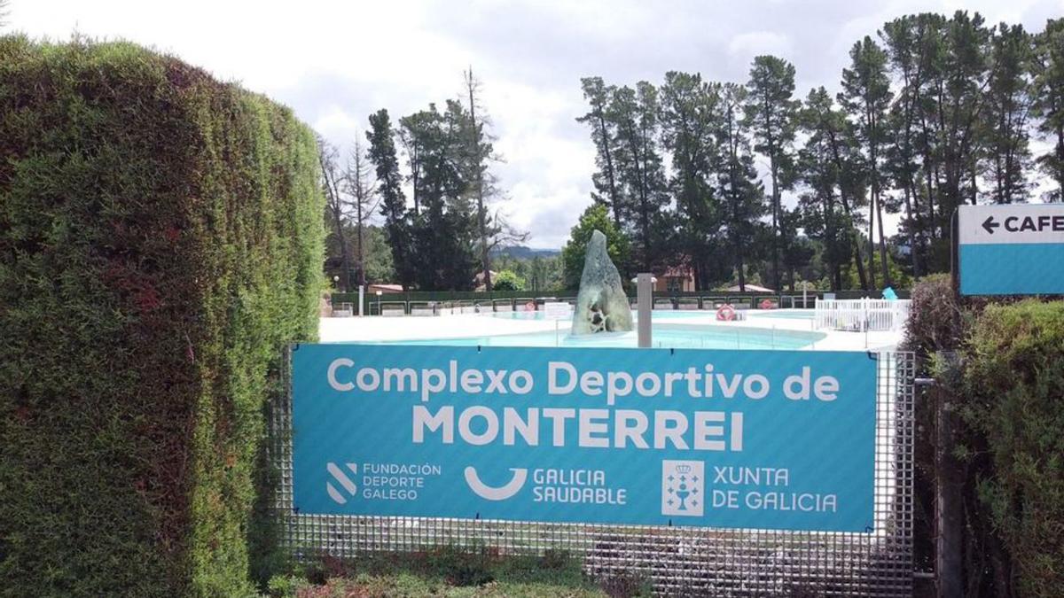 Piscinas de Monterrei que no abren este verano.   | // FERNANDO CASANOVA