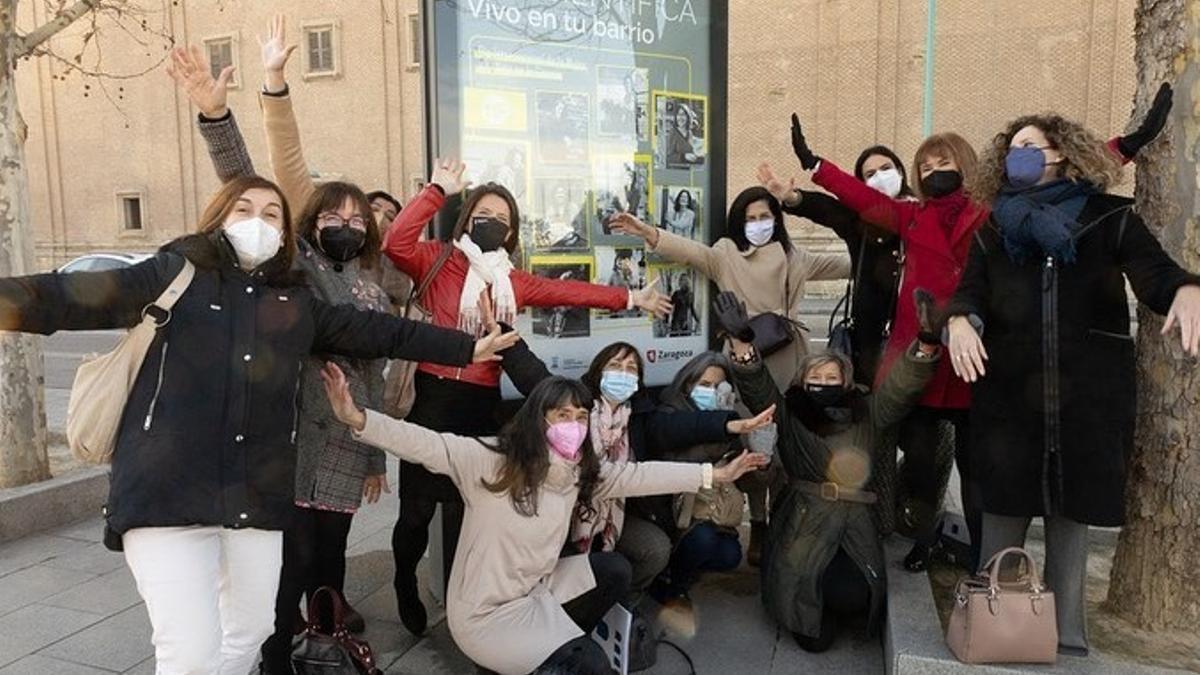 Las científicas, con el mupi de la campaña.