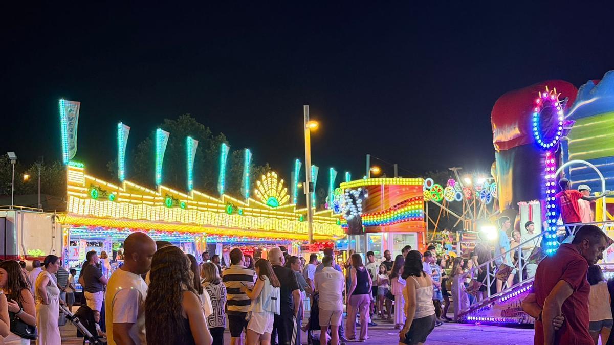 Aspecto del recinto ferial en estos días en la zona de atracciones.