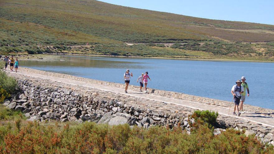 Excursionistas en la Laguna de los Peces (Sanabria).