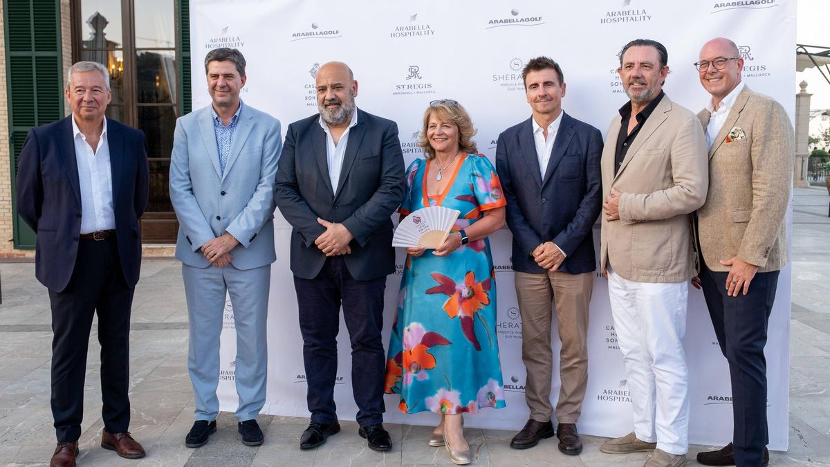 Schörghuber-Sommerfest 2025: Die Gastgeber Alexandra Schörghuber, Arabella-CEO Francisco Vila (3.v.re) und Hoteldirektor Thomas Bechtold (ganz re.) mit mallorquinischen Politikern. .) im Castillo Hotel Son Vida mit