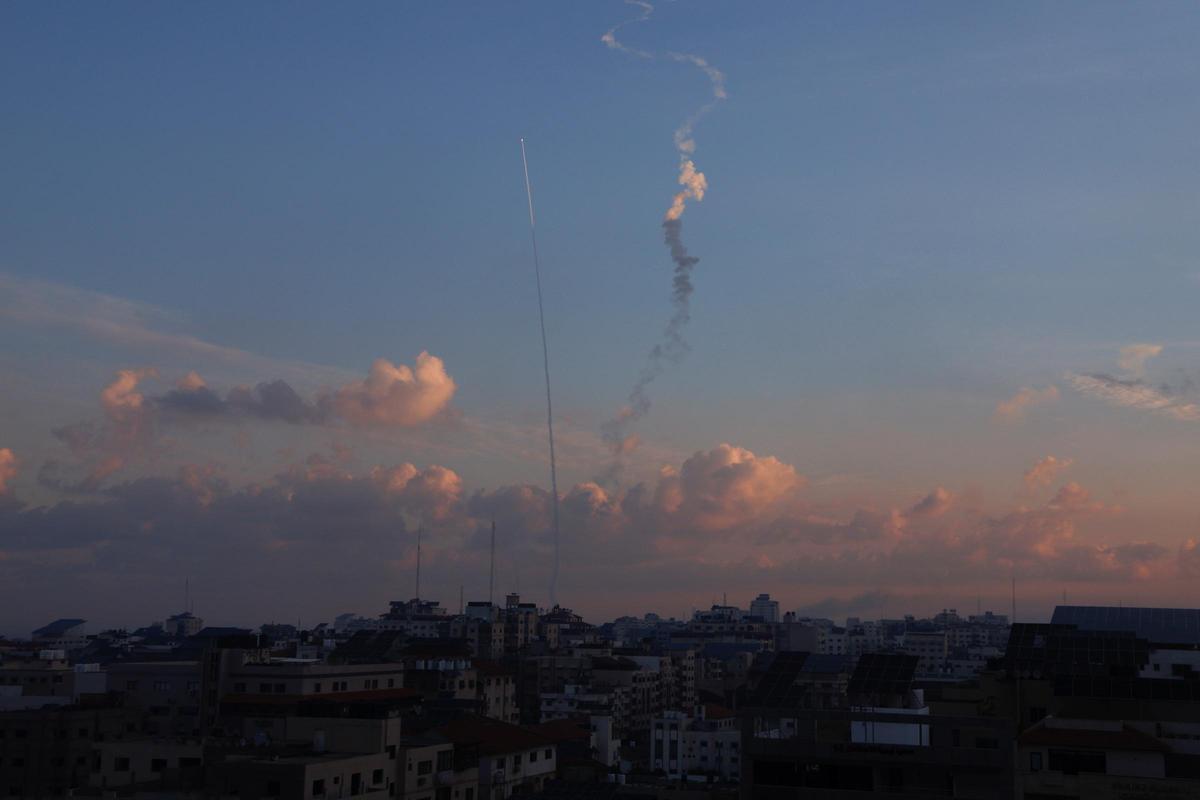 Lanzamiento de misiles hacia Israel, desde la ciudad de Gaza