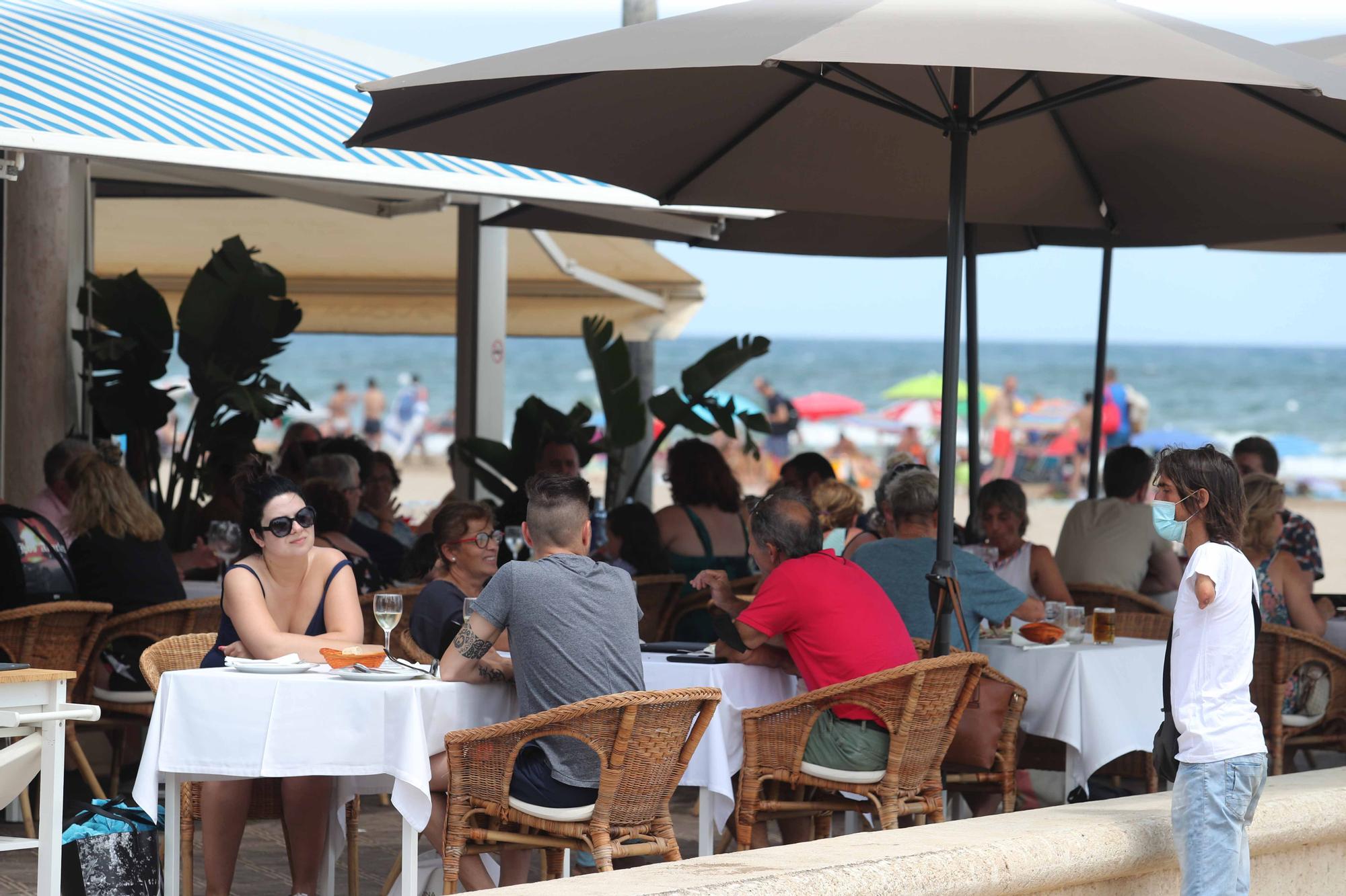 La playa y las terrazas, de nuevo, llenas