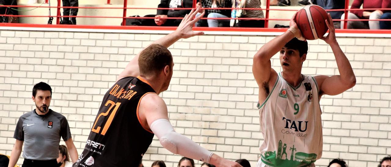 Jorge Bilbao, mejor jugador del partido, ante la defensa de un jugador del ISB, este domingo.