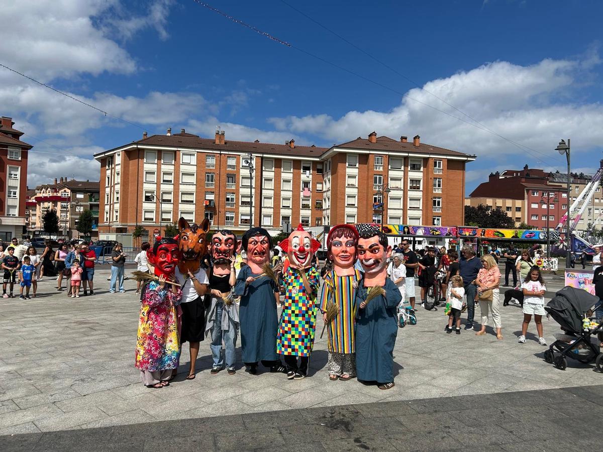 EN IMÁGENES: Desfile de cabezudos y día del socio en Santa Isabel de Lugones