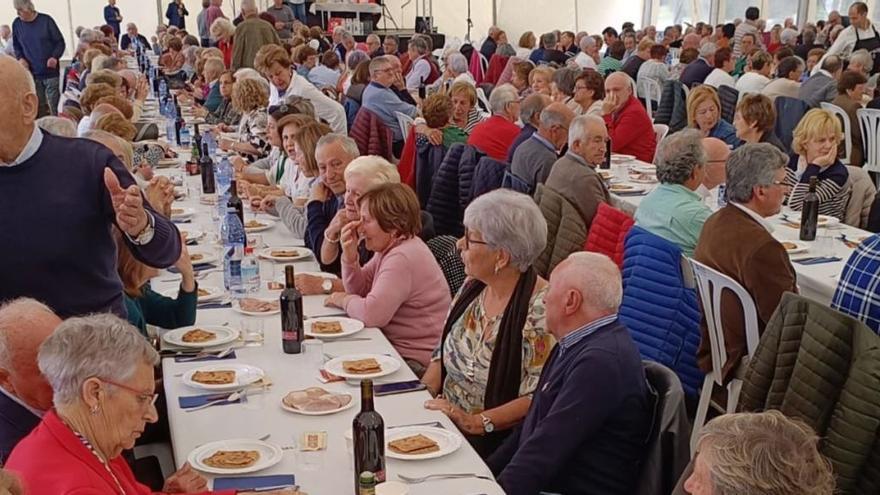 El momento de la visita del alcalde en la comida, durante la Xuntanza de Maiores bajo la carpa de A Seca, en Poio.  | // FDV