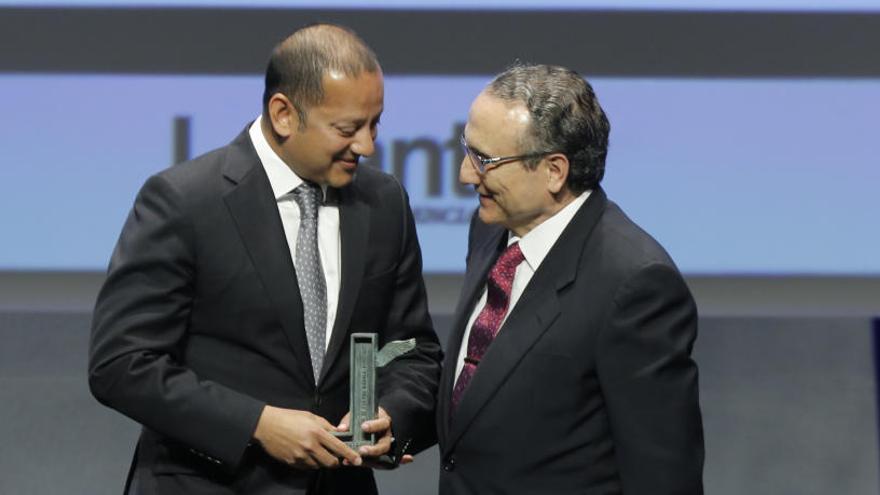 Anil Murthy recibe el premio de manos de Javier Moll.