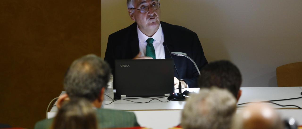 El historiador Domingo Buesa, durante una conferencia celebrada en Zaragoza el pasado año.