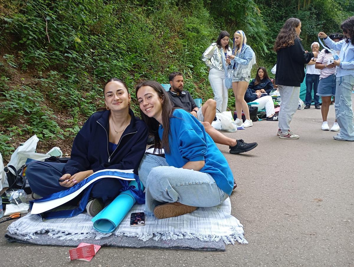 Las fans de Aitana pasan la noche junto al río de La Magdalena, en Avilés.