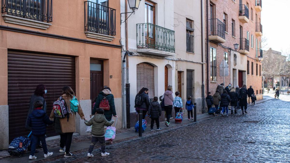 Escolares salen de clase en el Gonzalo de Berceo.