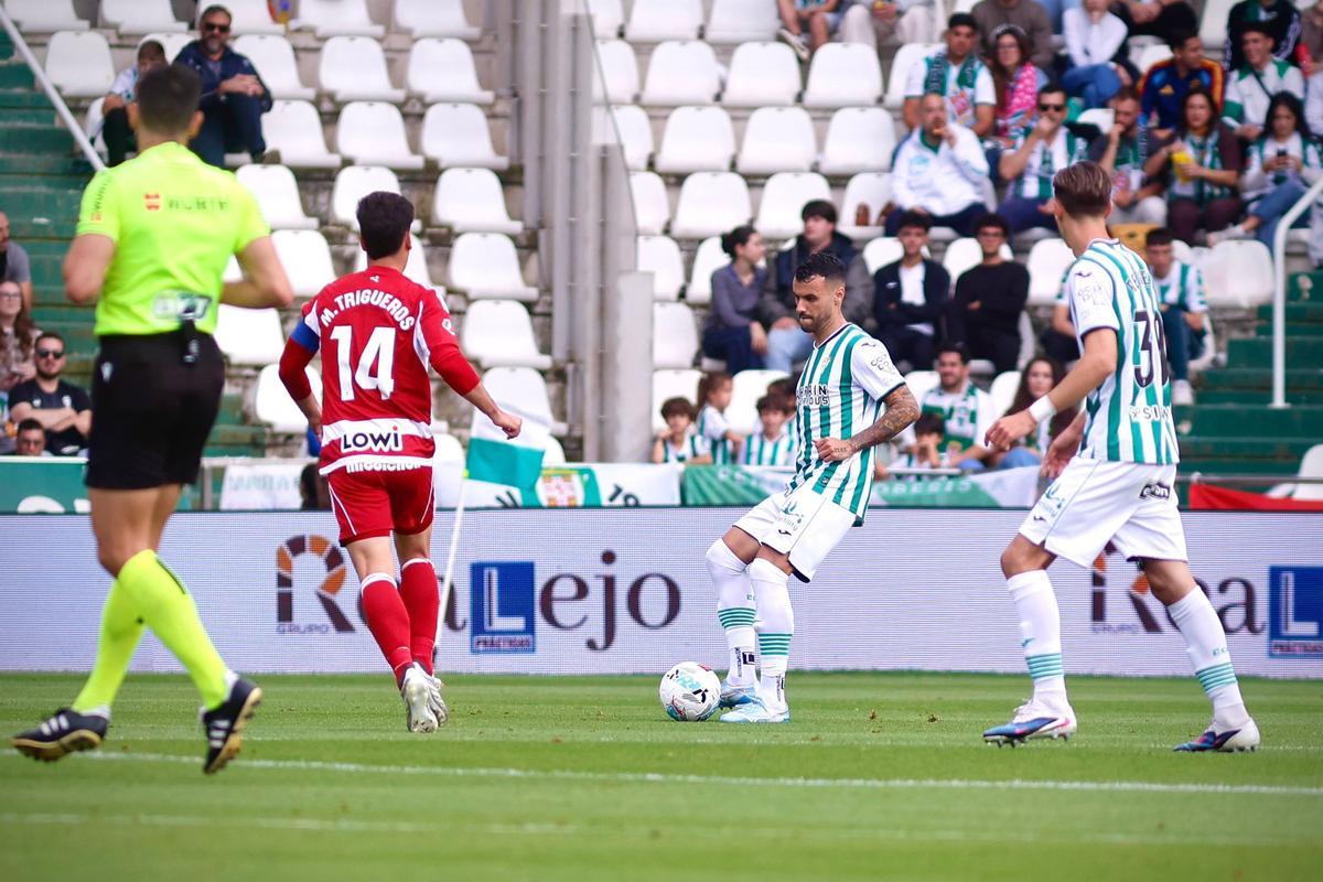 Álex Martín inicia la salida de balón del Córdoba CF en una acción ante el Granada.