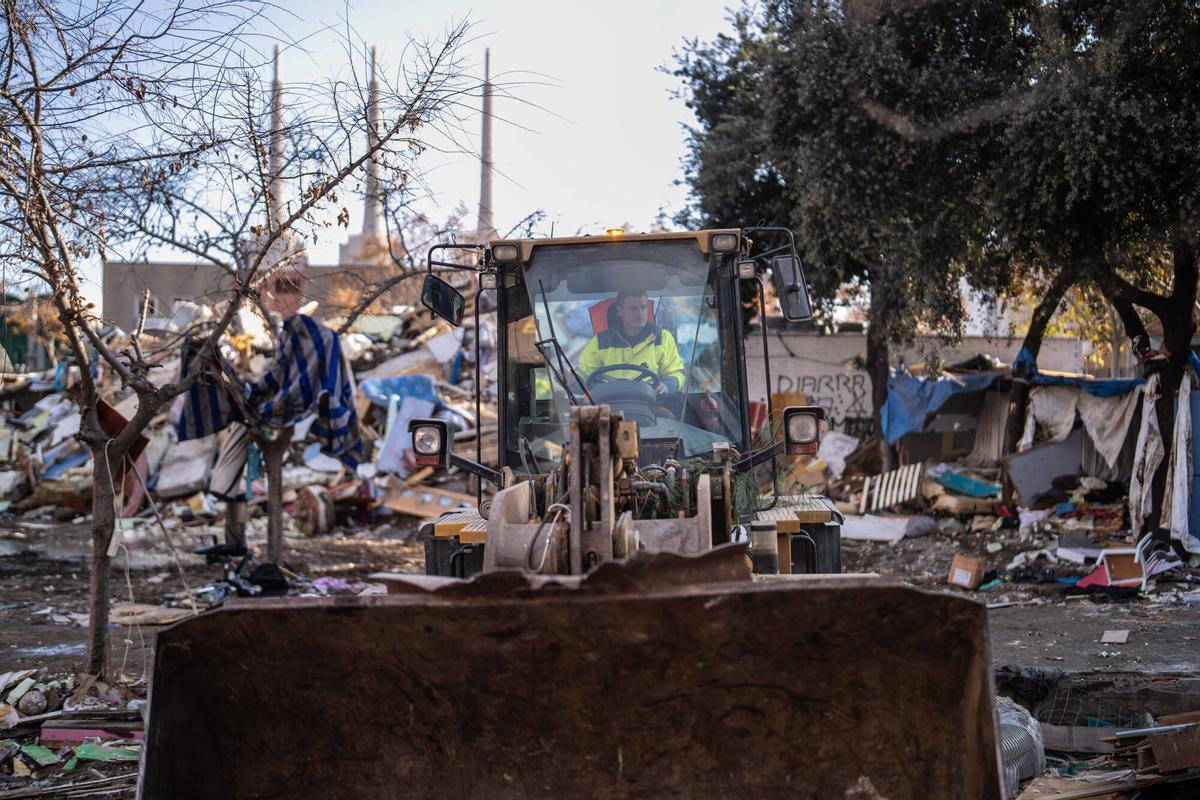 Inicio del derribos de las chabolas en el interior del antiguo instituto B9.