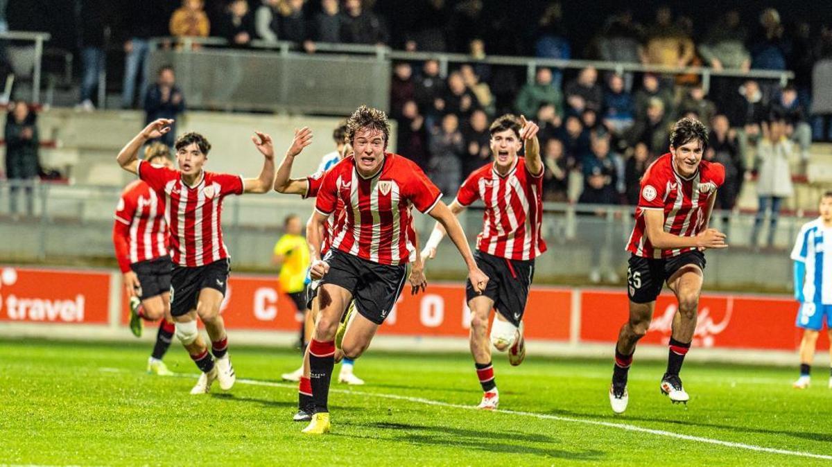 Los jugadores del Athletic juvenil, con Unamuno a la cabeza, celebran el gol