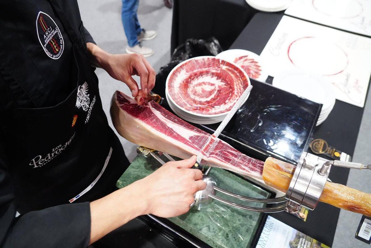 Concurso de cortadores de jamón en Villanueva celebrado en noviembre de 2025.