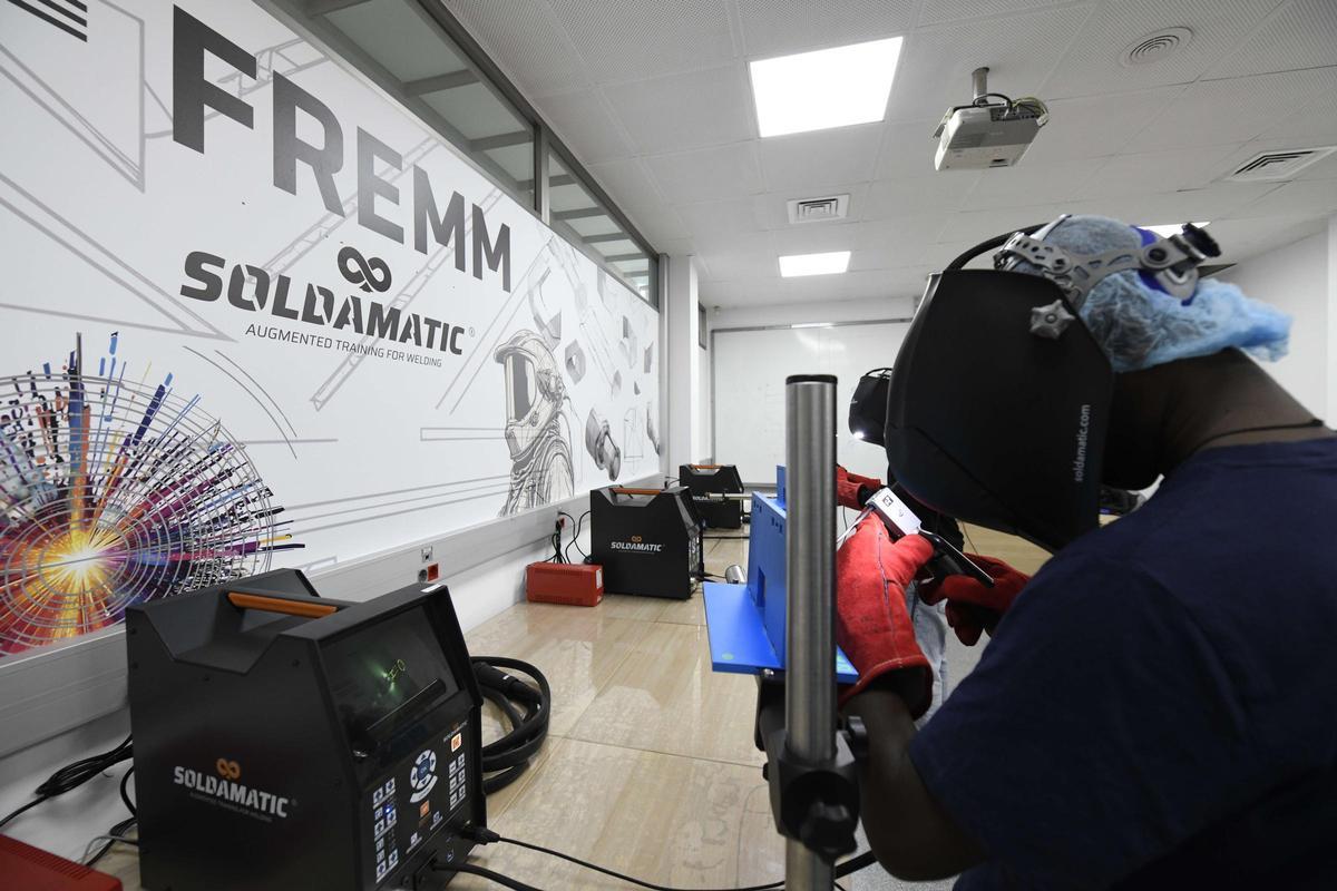 Un trabajador del sector del metal, en las instalaciones de la Fremm en Murcia.
