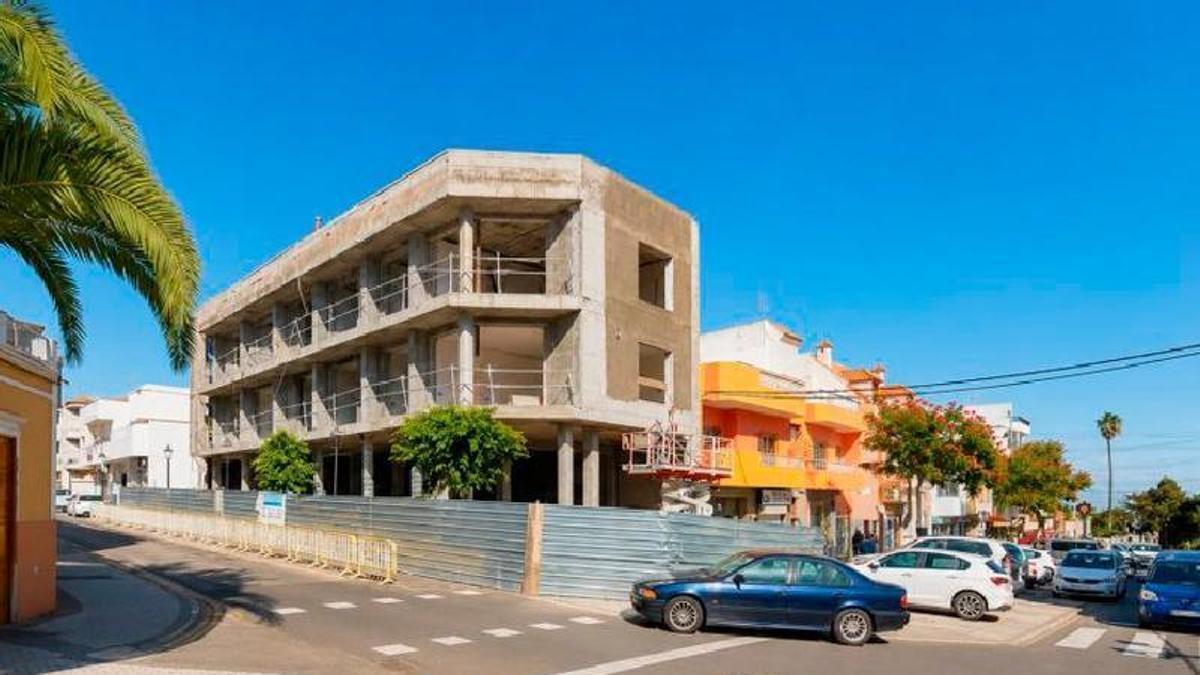 Edificio en obras a la entrada de Valsequillo.