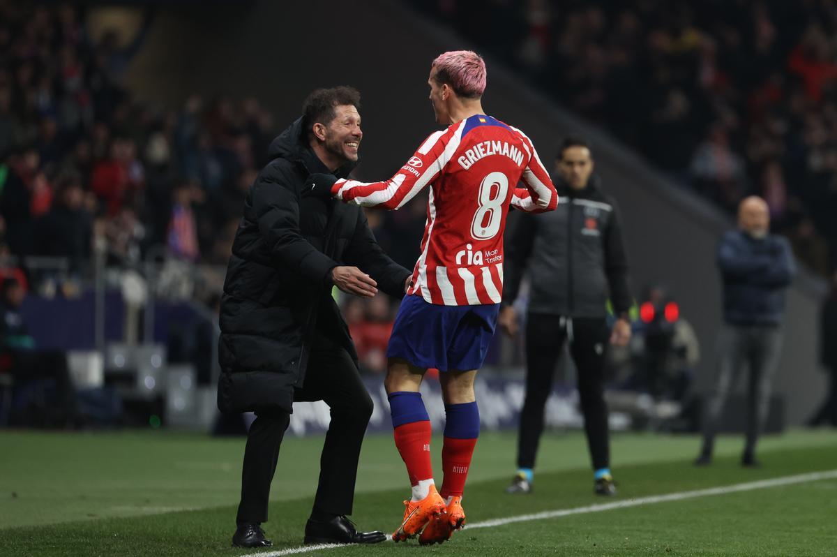 MADRID, 04/03/2023.- El delantero del Atlético de Madrid Antoine Griezmann (d) celebra con su entrenador, Diego Simeone, tras marcar el tercer gol durante el partido de Liga en Primera División que Atllético de Madrid y Sevilla CF disputan este sábado en el estadio Civitas Metrpolitano, EFE/Kiko Huesca