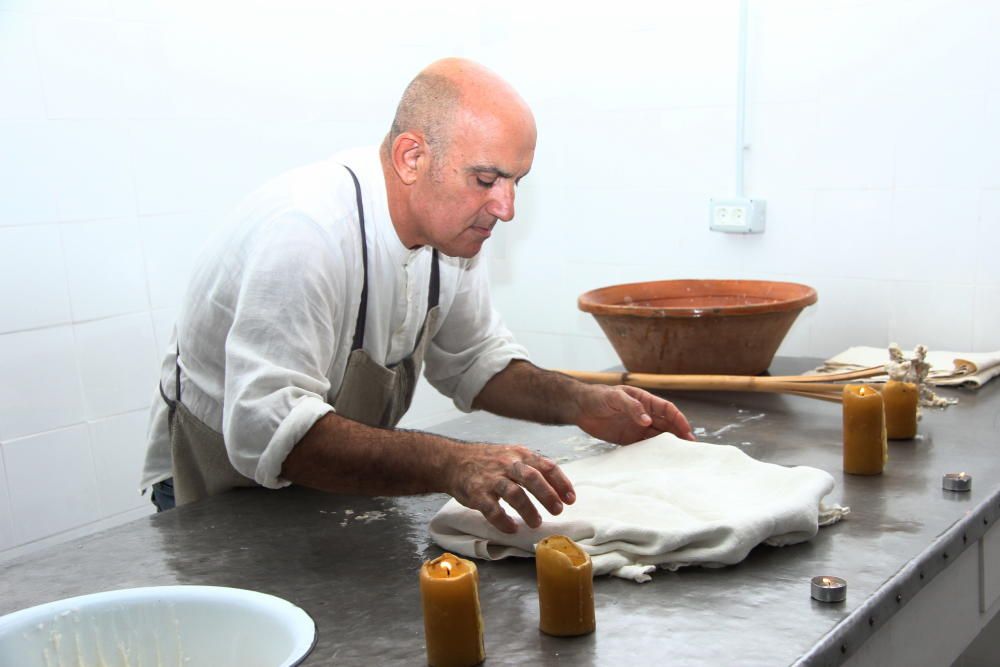 Neuer Bäcker in Traditions-Bäckerei Forn des Teatre