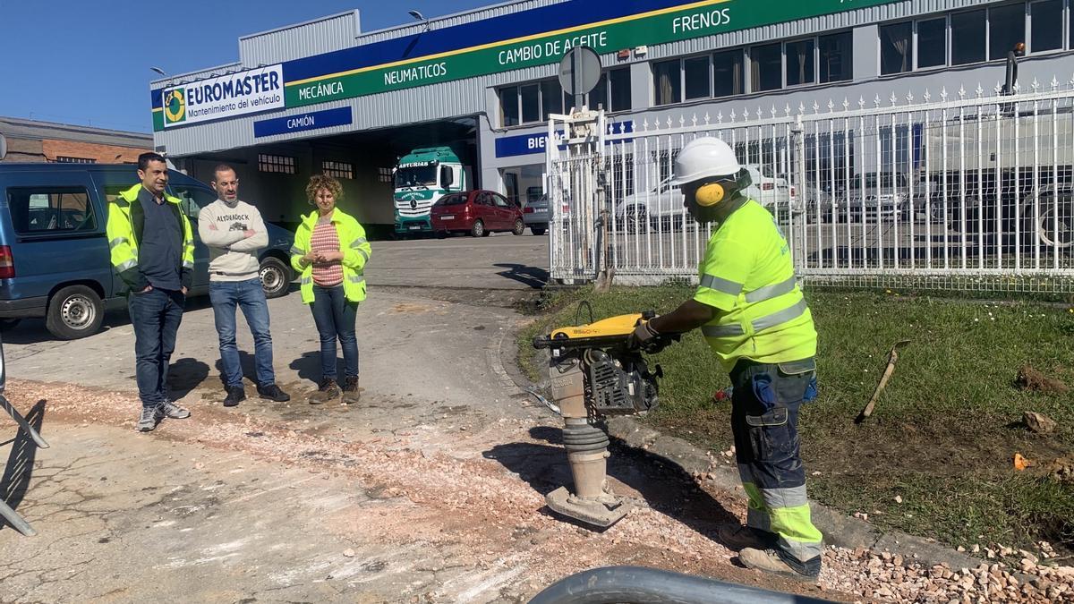 Javier Rodríguez, Ángel García y Diana Suárez, de la empresa adjudicataria de la obra, en Granda