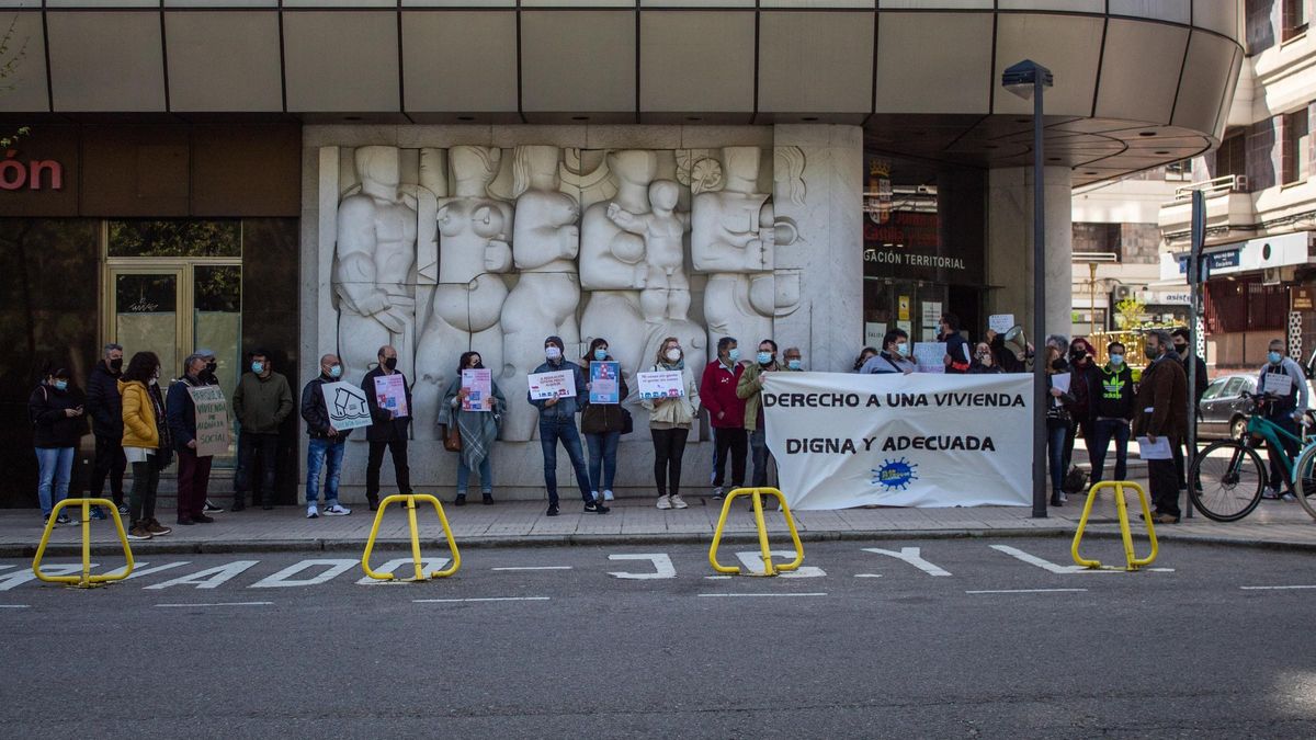 Concentración a las puertas de la Junta para pedir más viviendas públicas.