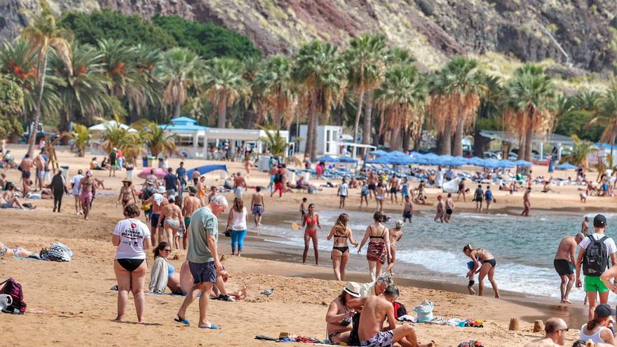 Dispositivo especial de guaguas a Las Teresitas ante el caluroso fin de semana en Santa Cruz