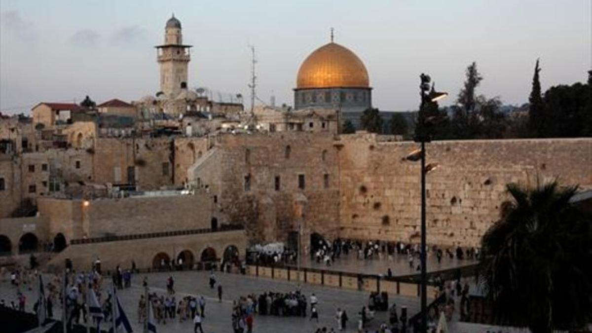 El meollo 8 El Muro de las Lamentaciones, en primer plano, con la mezquita de la Cúpula de la Roca en el fondo, en la Ciudad Vieja de Jerusalén.