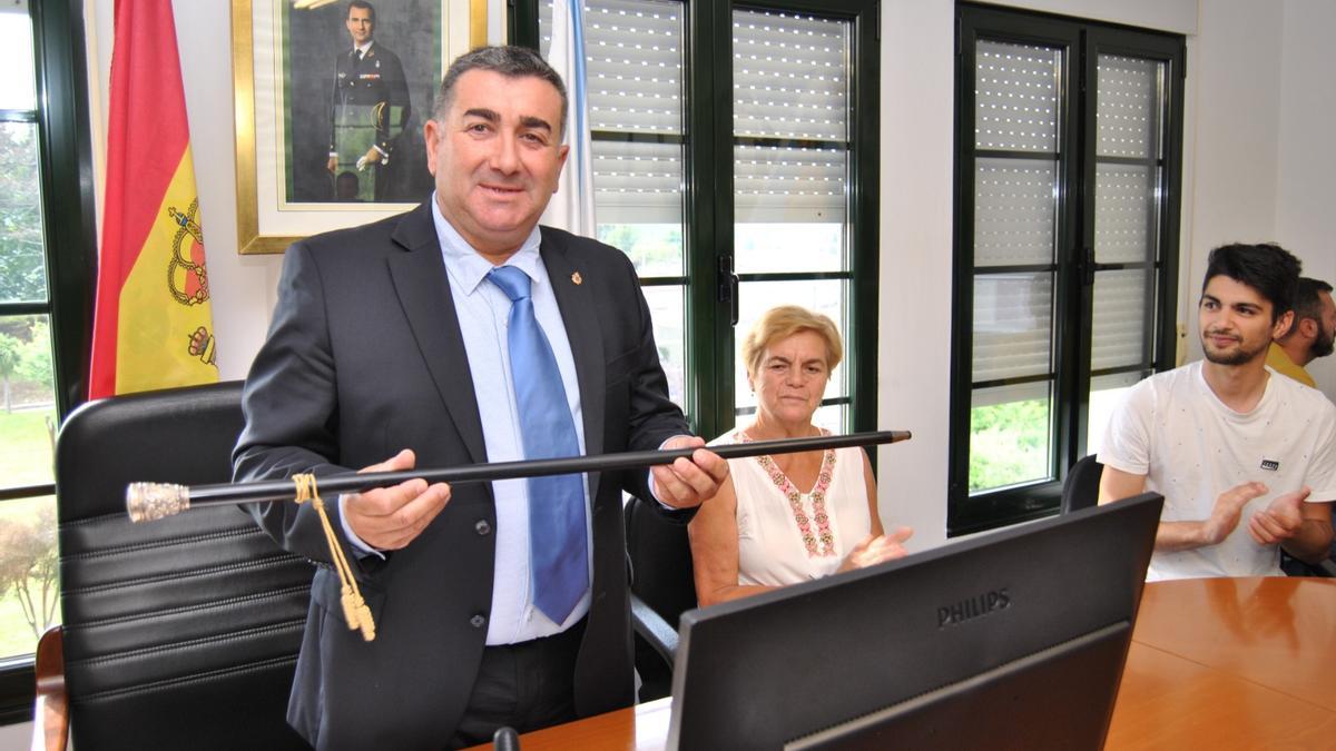 Martínez, con el bastón de mando