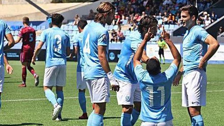 El brasileño Raí celebrando de rodillas y mirando al cielo el 1-0 para la UD Ibiza, ayer ante el Jumilla.
