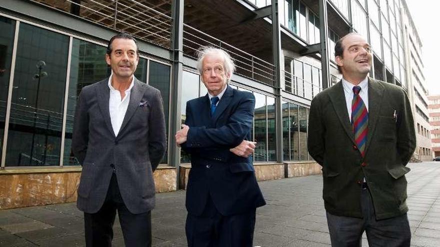 Manuel Hernández Sande, Enrique Perea y Enrique Hernández Sande, frente al edificio de las consejerías, premiado ayer.