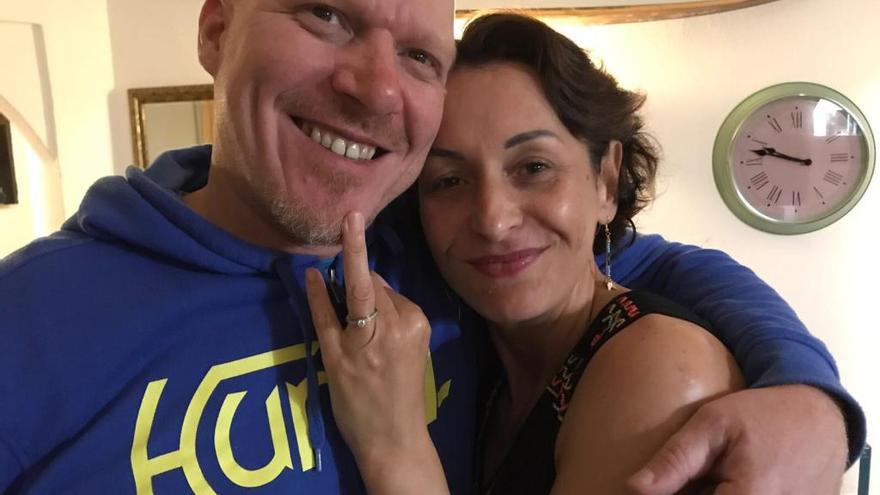 La pareja de turistas Stephane Martinato y Cristina Sicignano, que muestra su anillo de pedida, hoy, en el bungaló de Famara.