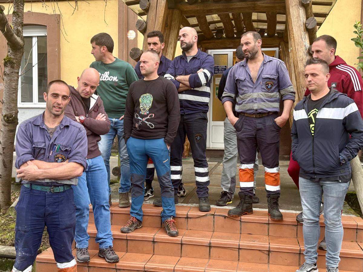 Los brigadistas, con Oliver Suárez, primero por la izquierda, en el Pozo Fondón