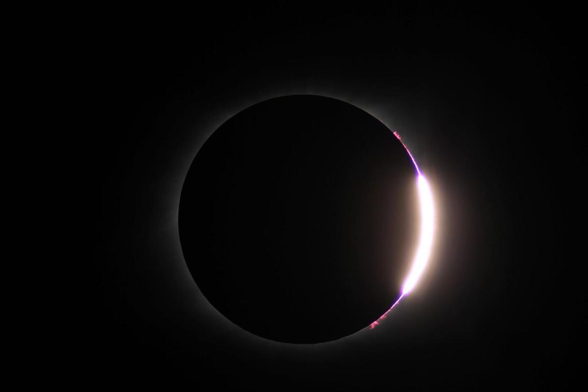 Efecto de "anillo de diamantes" justo antes de la ocultación completa