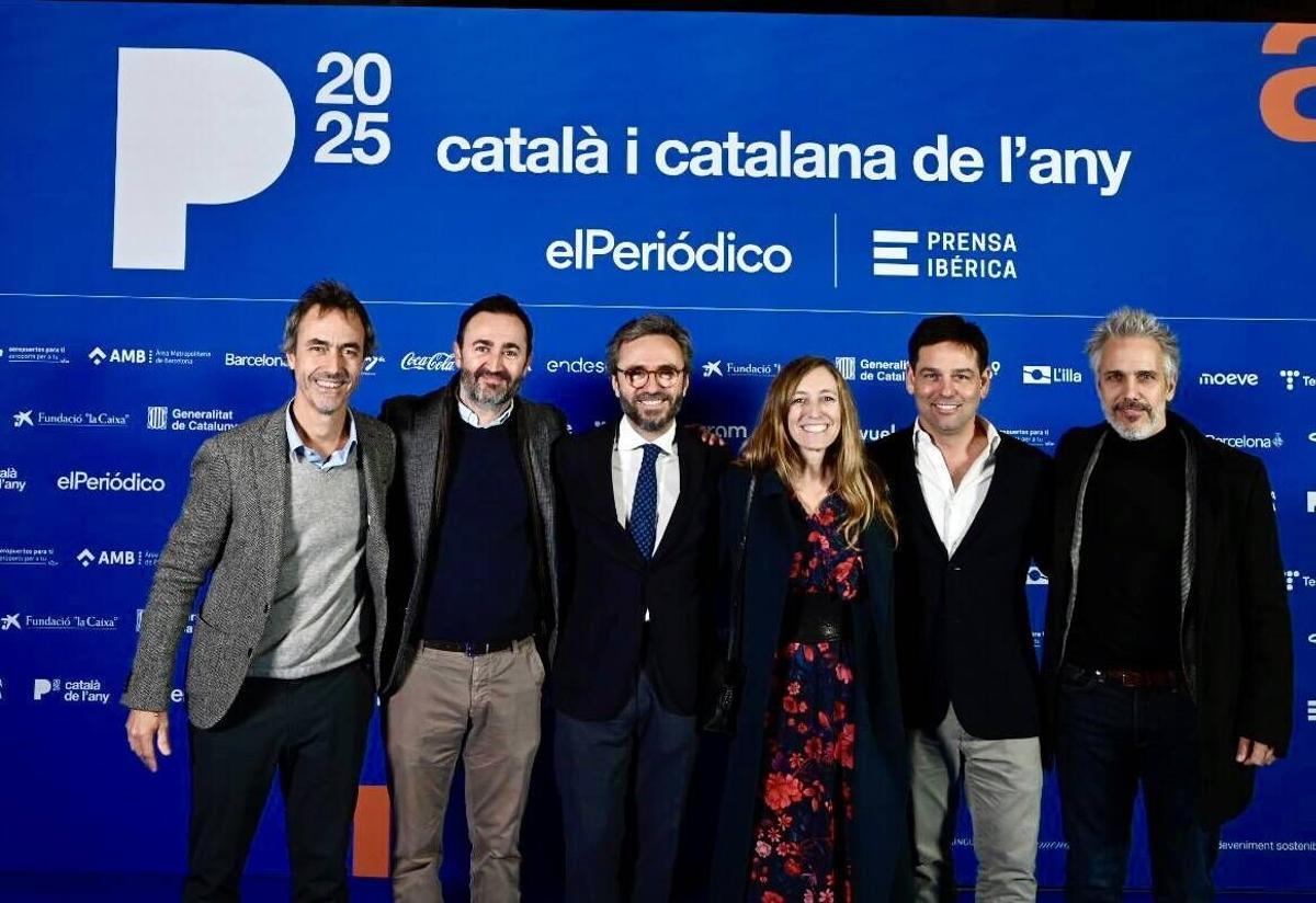 Barcelona 24.11.2025. Sociedad. Gala Català de l’any 2025. De izda a dcha., Xavier Aguilar, grupo Constant., Marc González, grupo Tuttobene, Aitor Moll, Usoa Aguirre, Marc Ventura, grupo Tuttobene y Oriol Aguilar, grupo Constant. Fotografía de Jordi Cotrina