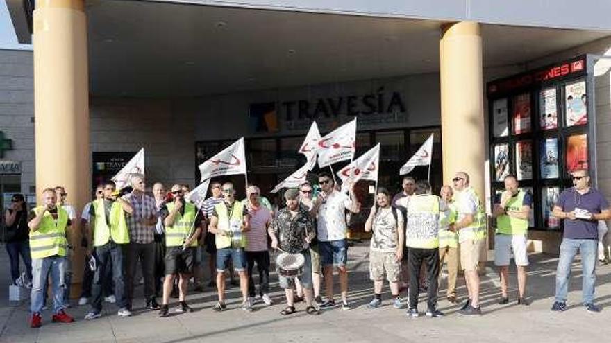 La protesta de los trabajadores de Ombuds, ayer en Vigo. // José Lores