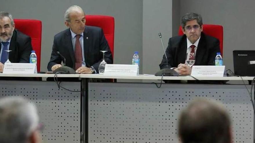 Jesús Alberto González, Luis Noguero, vicepresidente de la Cámara; Jaime Arias y Esther Alonso, ayer, en la mesa redonda que abordó la problemática de la influencia del precio de la energía en la competitividad industrial.