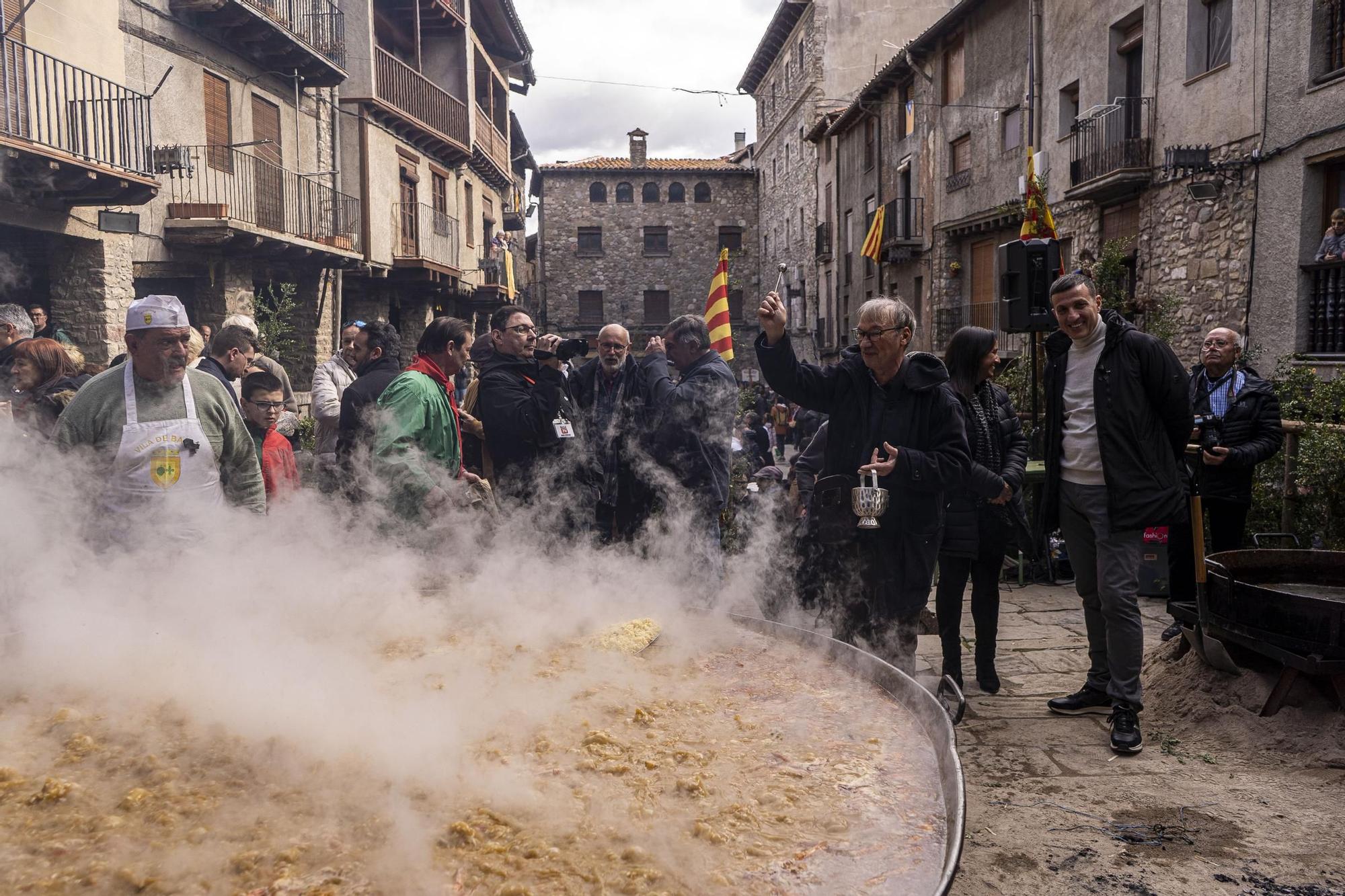 Bagà cuina el seu popular arròs per 2.500 persones