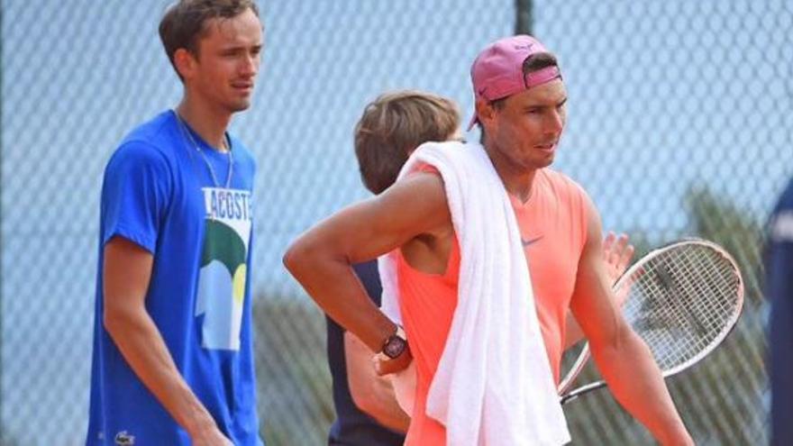 Nadal y Medvedev, durante el entrenamiento conjunto que realizaron ayer en Montecarlo.