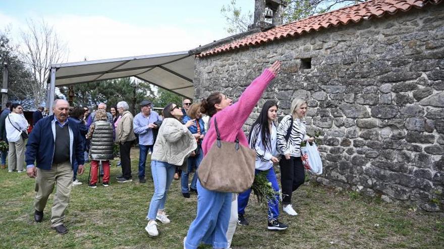 Los devotos cumplen con el ritual de dar vueltas y arrojar piedras al tejado de la ermita.   | // RAFA VÁZQUEZ