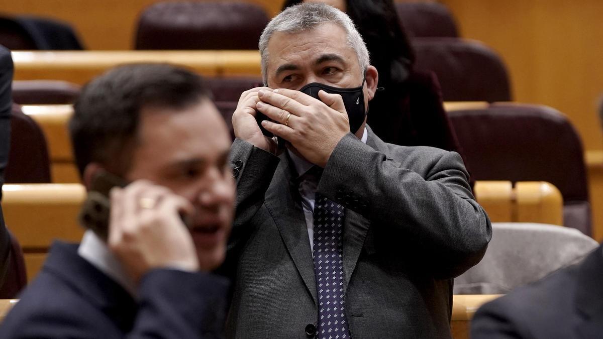 El número tres del PSOE y negociador con Junts, Santos Cerdán, habla por teléfono antes del inicio del pleno.