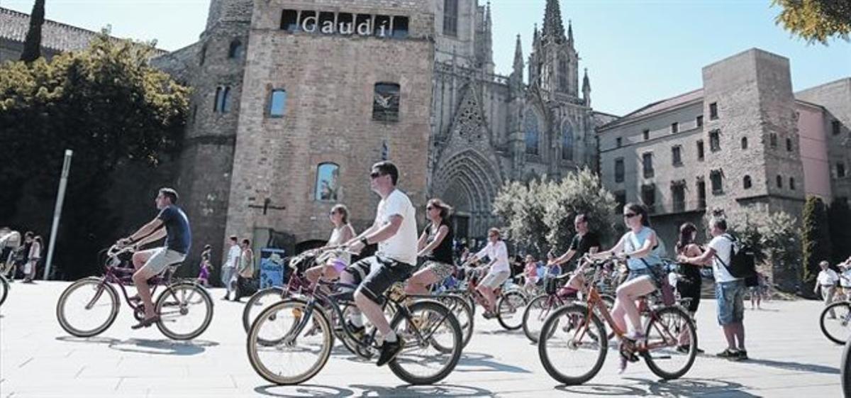 Un nombrós grup de ciclistes avança per la plaça de la Catedral, el 31 de juliol, esquivant vianants. L’ordenança els obliga a baixar de les bicicletes. Un nombrós grup de ciclistes avança per la plaça de la Catedral, el 31 de juliol, esquivant vianants. L’ordenança els obliga a baixar de les bicicletes.