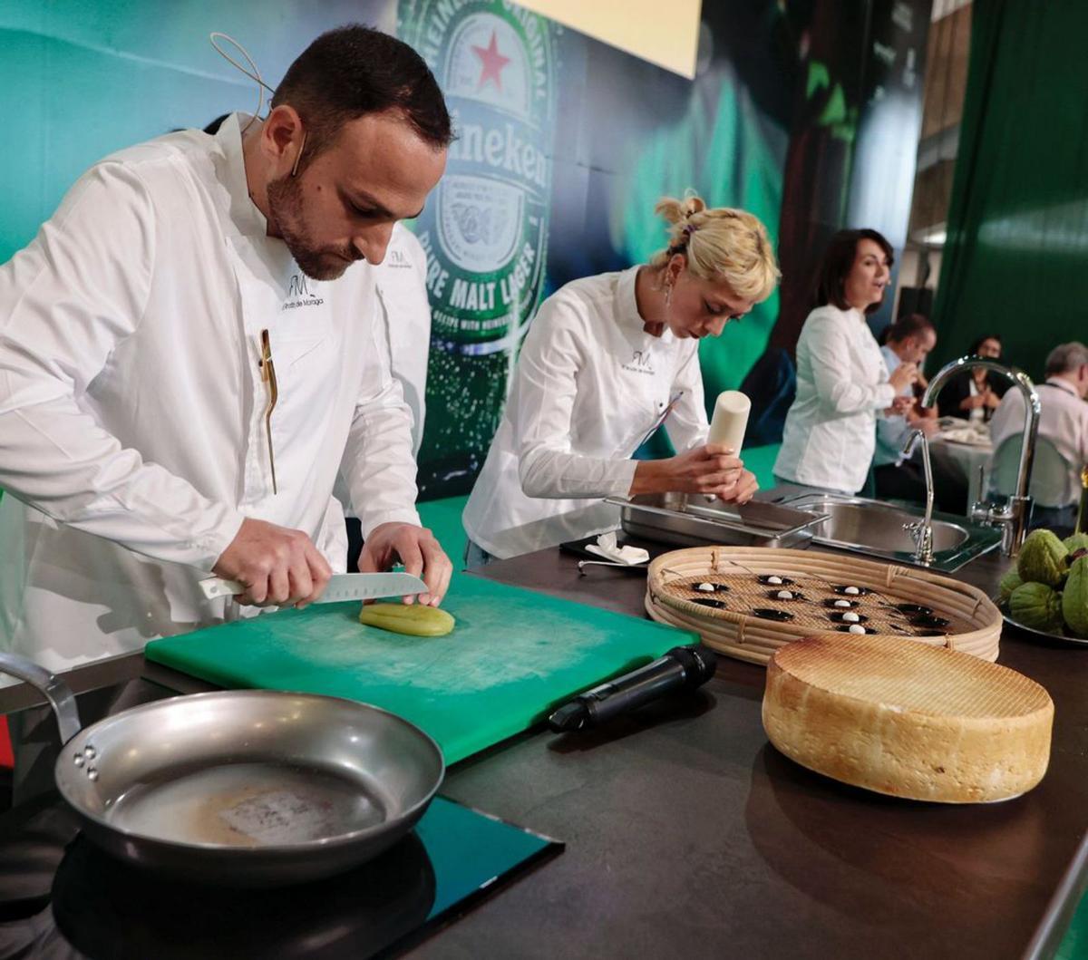 Jóvenes, tapas y corte de jamón