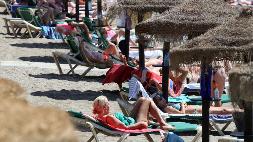 Una playa de la Costa del Sol, repleta en Semana Santa.