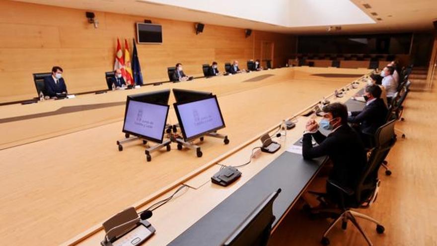 Reunión de Mañueco y consejeros con el sector taurino en las Cortes