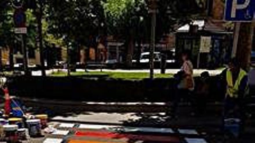 Paso peatonal con los colores de la bandera arco iris.