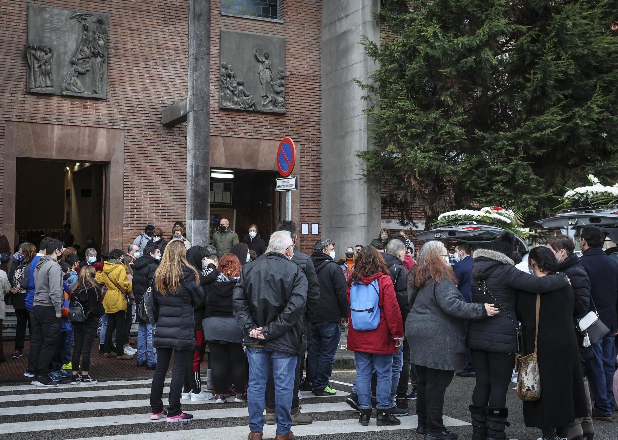 En imágenes: así fue el emotivo funeral por los dos obreros muertos en el derrumbe de Gijón