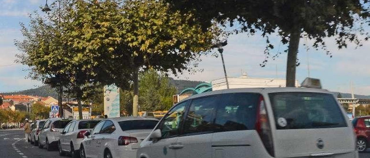 Parada de taxis frente a la estación marítima de Cangas. // G.Núñez