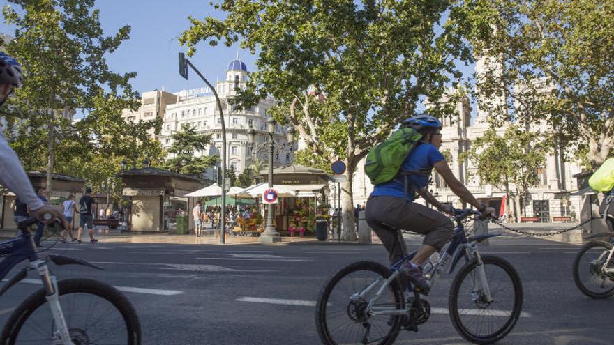 Dos ciclistas durante el Día de la Movilidad en Valencia.