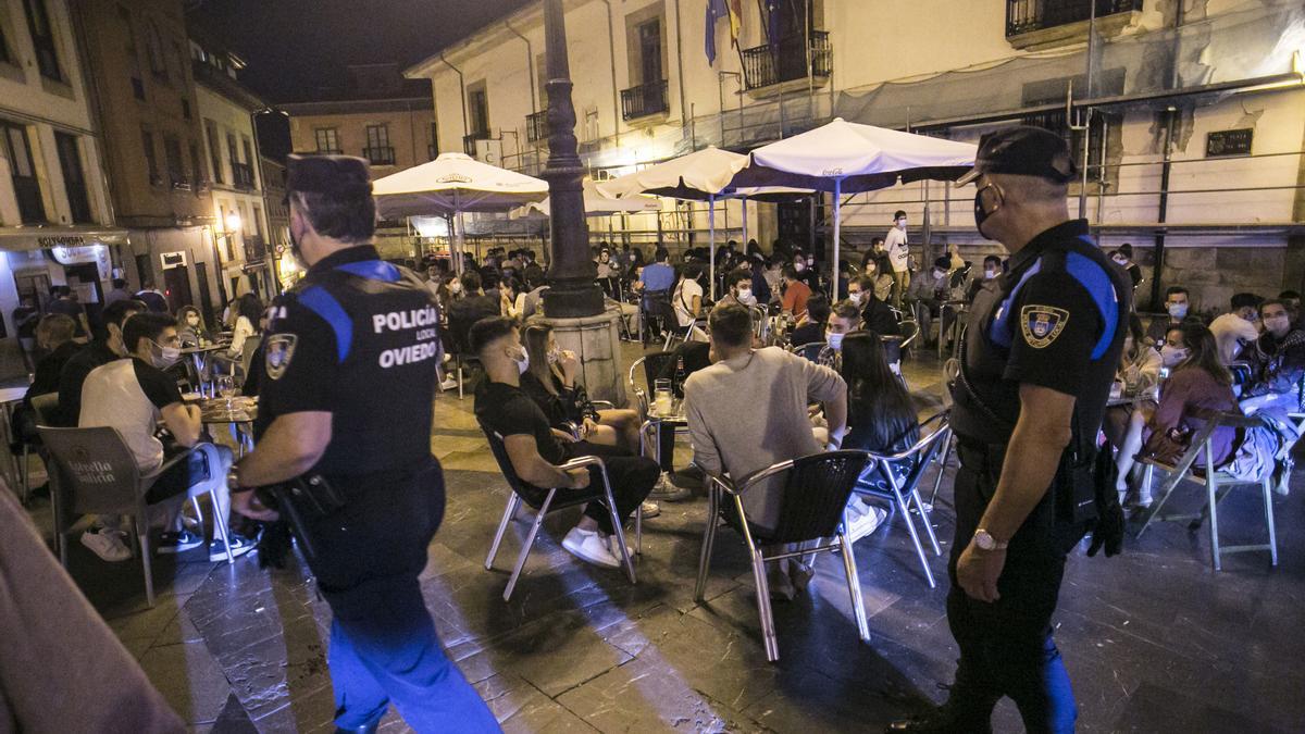 Controles en una terraza de Oviedo.