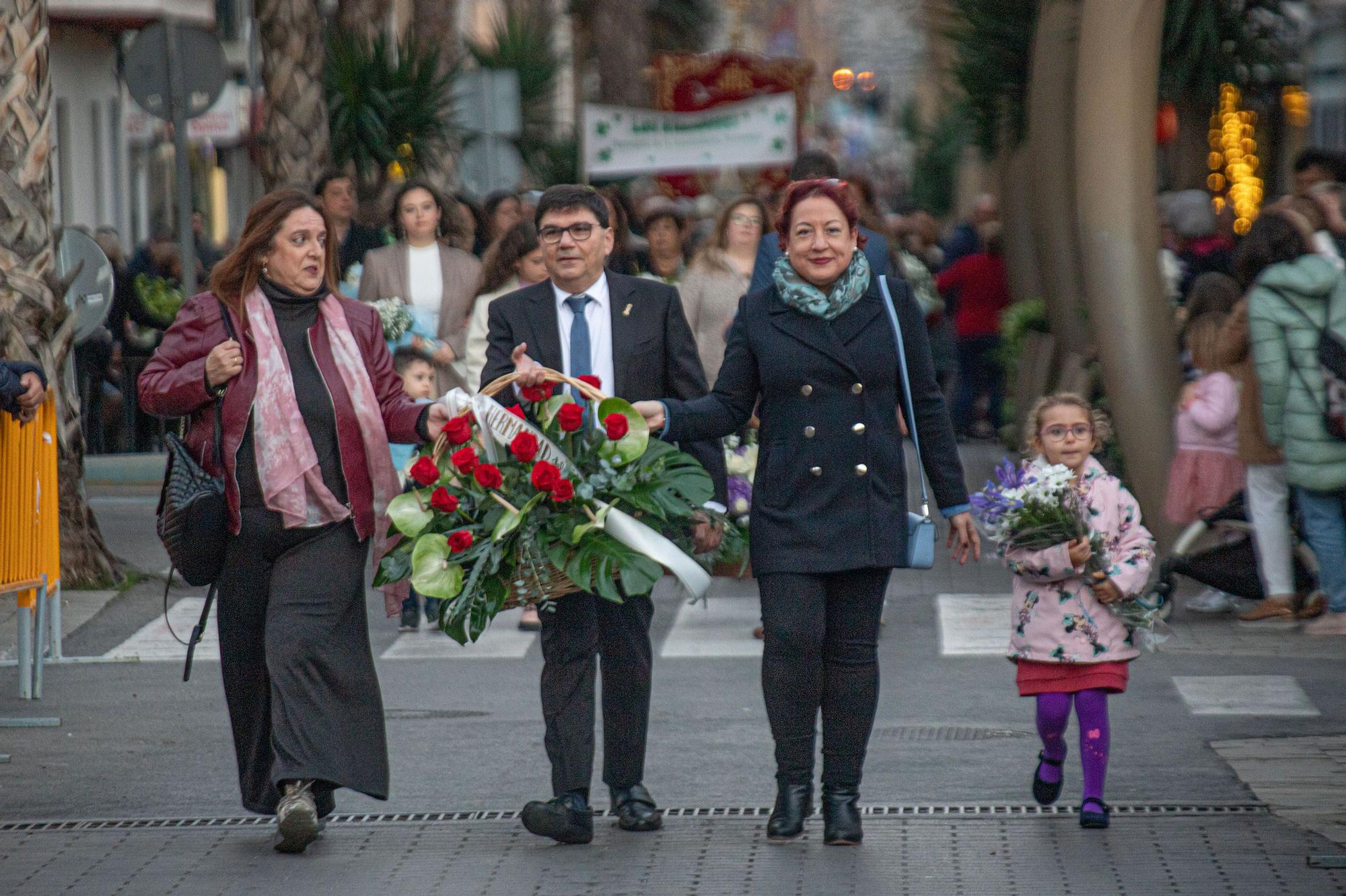 Más de 70 entidades y asociaciones participan en la multitudinaria ofrenda a la patrona que vistió de flores la fachada de iglesia de la Inmaculada Concepción